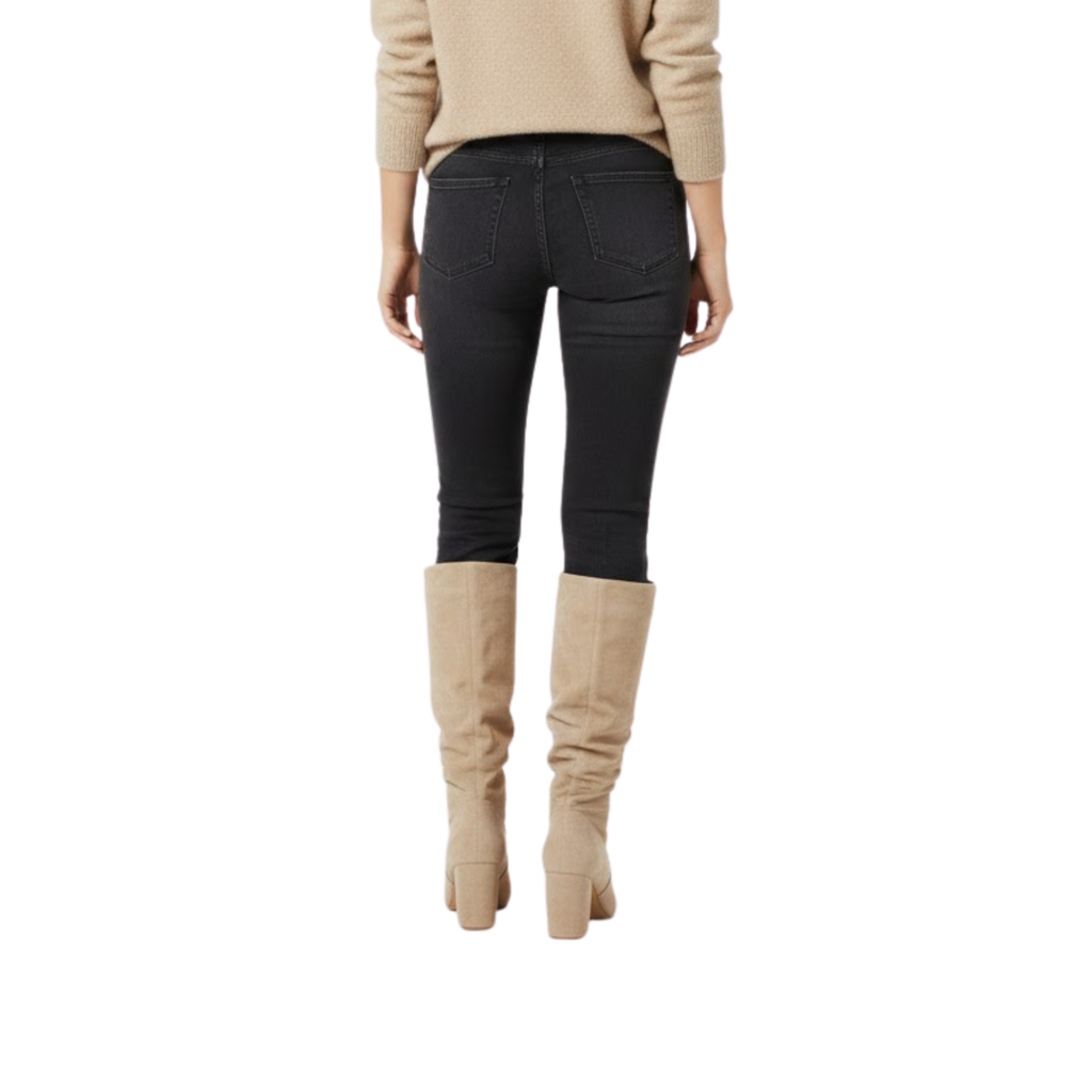 Mid-calf boots in soft leather with thick heel and soft folds