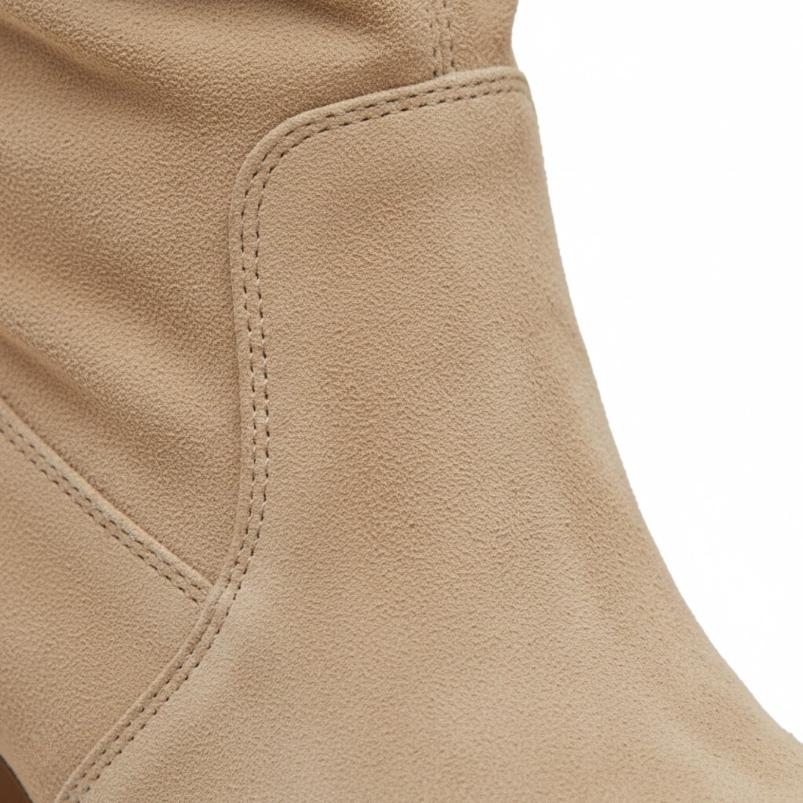 Mid-calf boots in soft leather with thick heel and soft folds