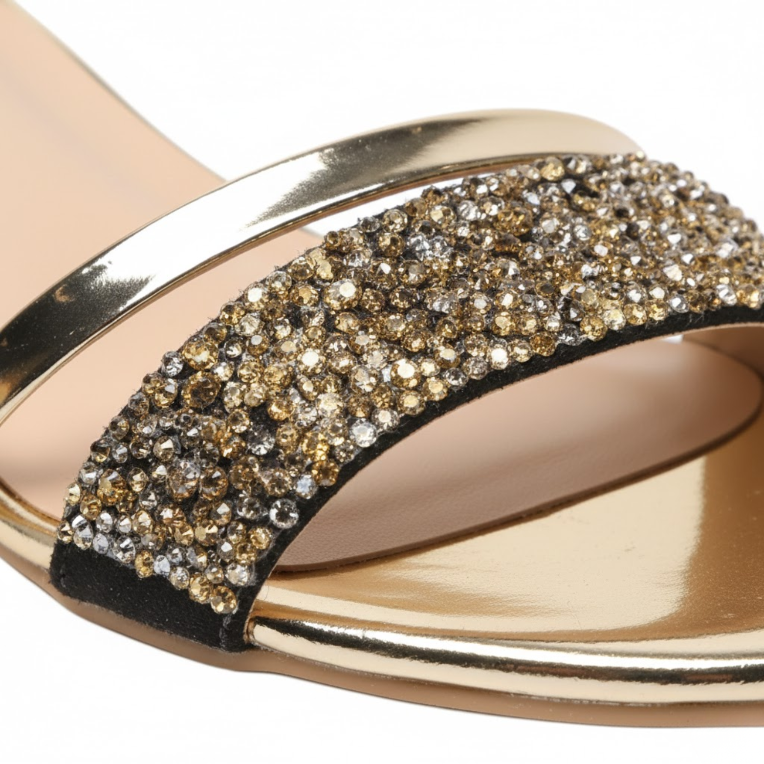 Low-heeled sandals for women with ankle strap and sparkling details